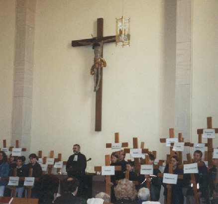 Jugendliche mit Kreuzen